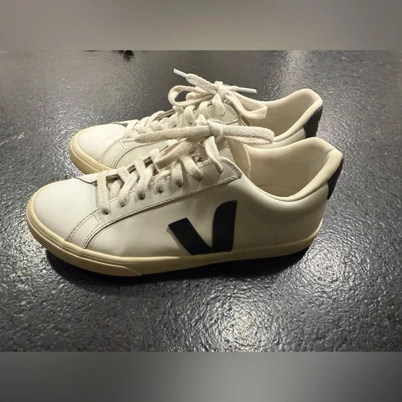 Veja Women’s Size 7 EU 38 Lace Up Low Top Casual Shoes Leather - Picture 2 of 9